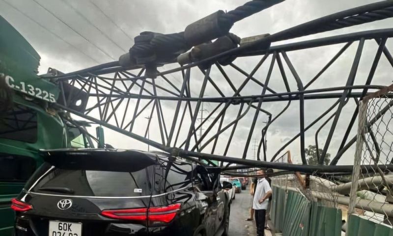 Sập giàn cẩu tại nút giao Mỹ Thủy, hai ô tô bị đè trún