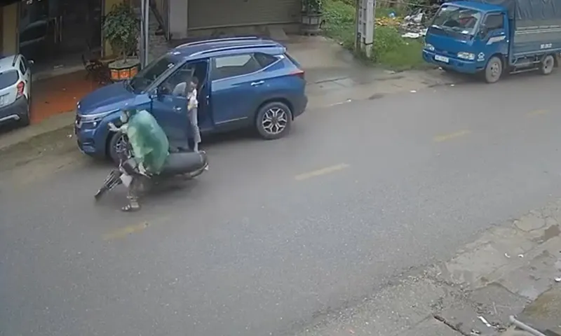 Lại tái diễn cảnh tài xế ô tô mở cửa gây té người đi xe máy