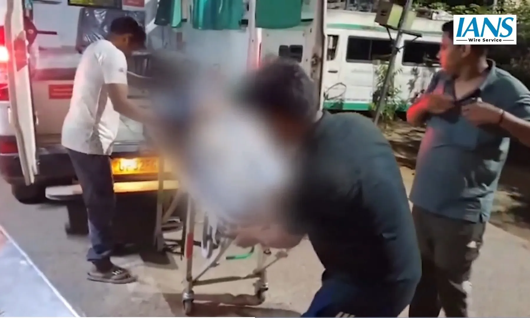 Nạn nhân được đưa đến bệnh viện địa phương