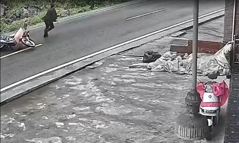 Người đàn ông đi xe máy ở chiều ngược lại bỏ xe máy chạy thoát