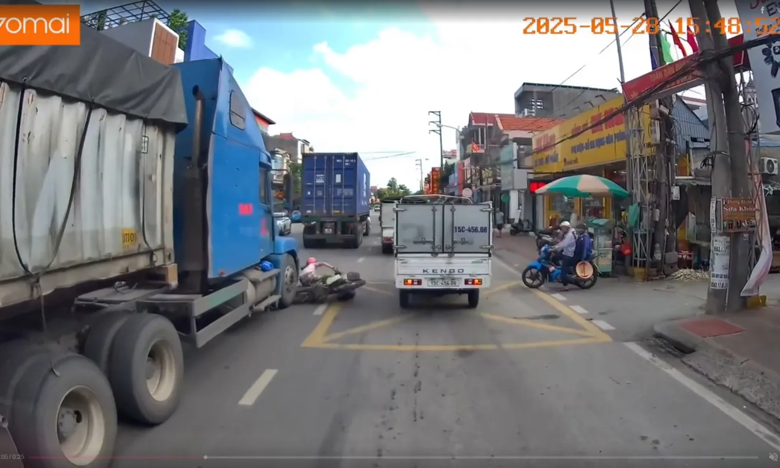 Xe máy băng ngang đi vào điểm mù bị xe tải cán qua