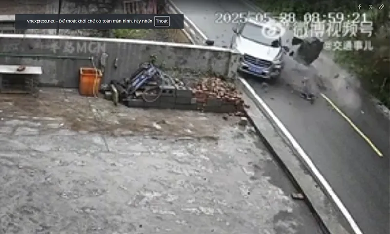 Tảng đá từ trên cao rơi xuống trúng xe ô tô đang đi trên đường