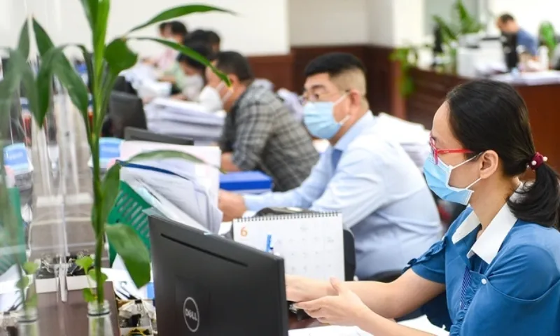 Hai lối ra cho người thuộc diện tinh giản