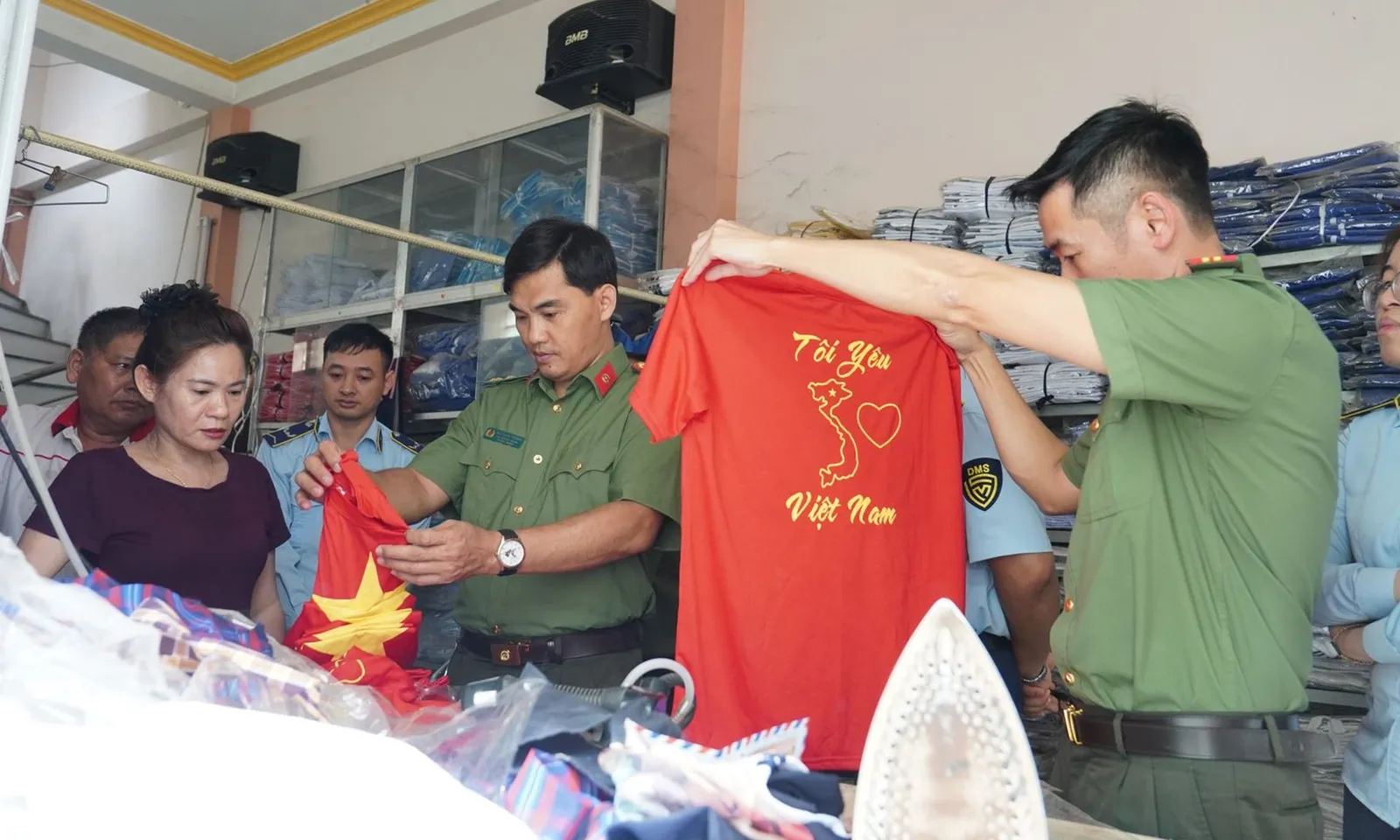 Thu giữ nhiều áo thun in hình bản đồ Việt Nam không có quần đảo Hoàng Sa, Trường Sa