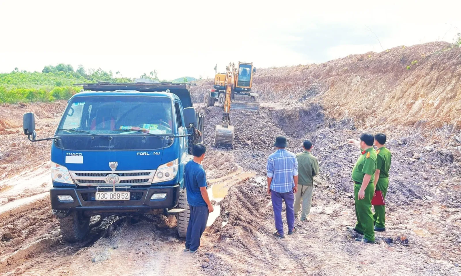 Bắt quả tang nhiều đối tượng khai thác, vận chuyển đất trái phép