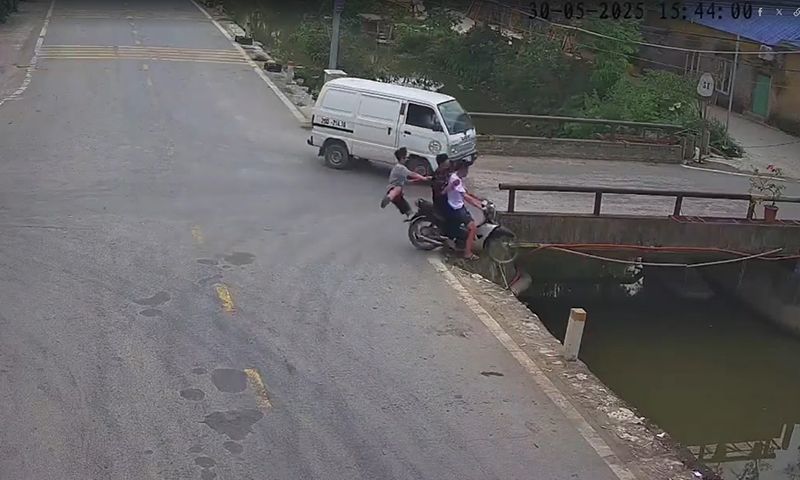 Chạy nhanh không thắng kịp, xe máy chở 3 lao xuống kênh nước