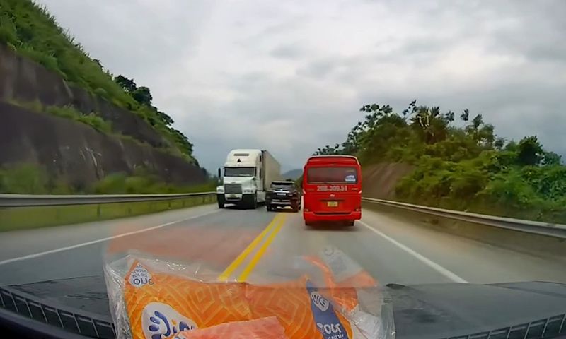 Xử phạt nữ tài xế vượt xe ẩu trên cao tốc qua clip trên mạng xã hội