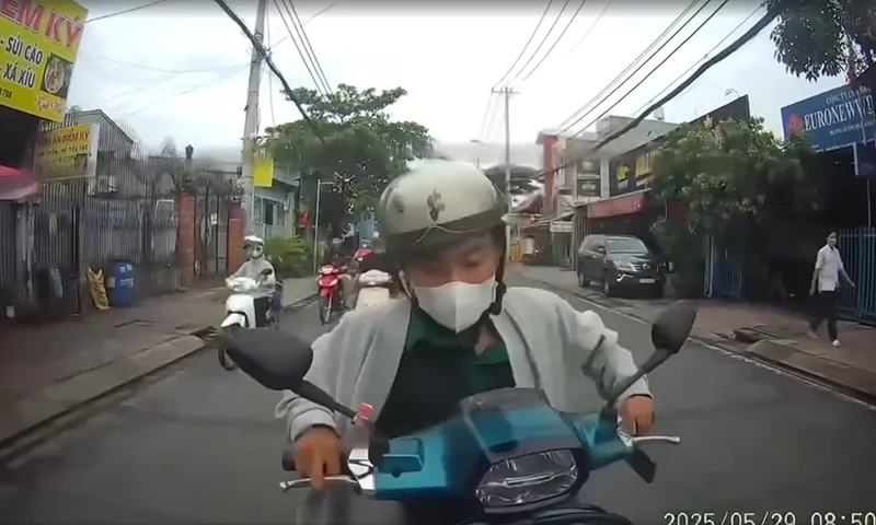 Xem điện thoại đi động khi đi đường, người chạy xe máy đâm vào đuôi ôtô