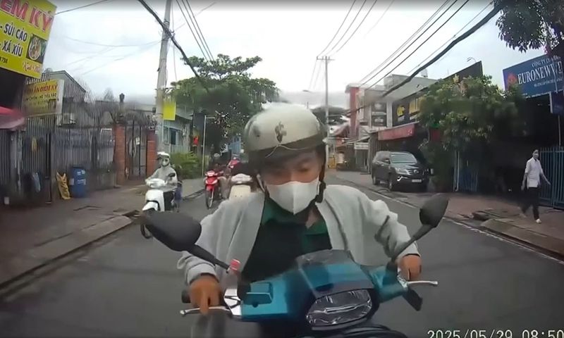 Lo xem điện thoại đâm vào đuôi ô tô