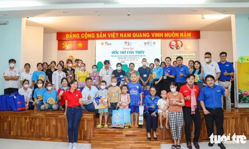 Chương trình Ước mơ của Thúy trao quà cho bệnh nhi ung thư nhân dịp 16