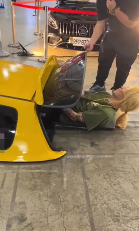 Để vào xe phải vào bằng cửa hậu