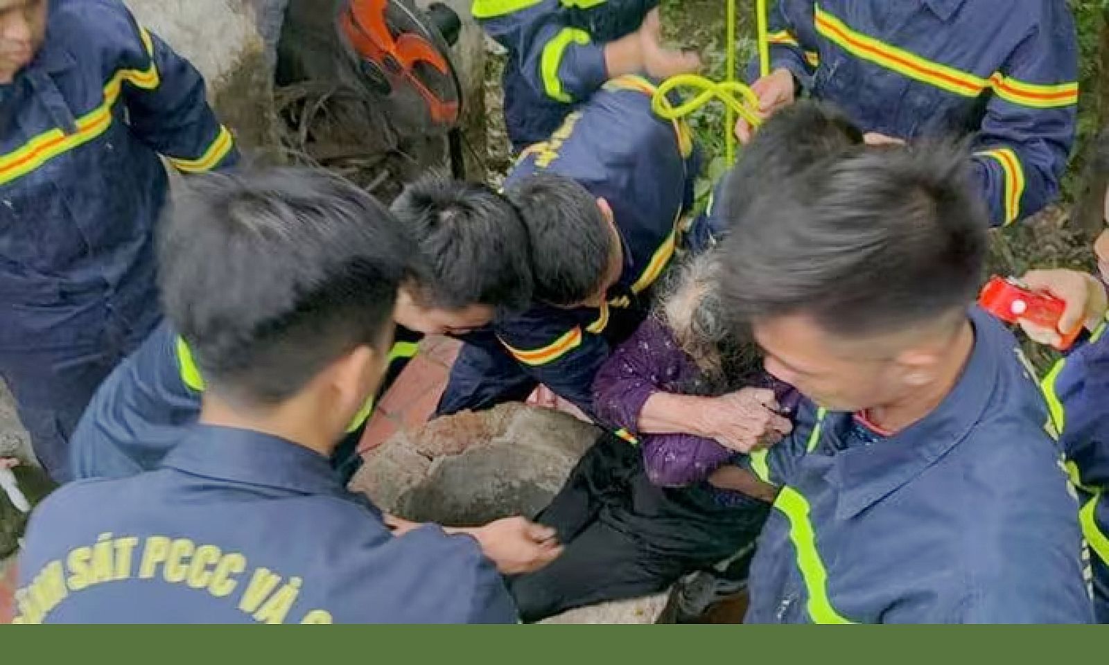 [Clip] Giải cứu cụ bà 84 tuổi rơi xuống giếng sâu ở Bắc Giang