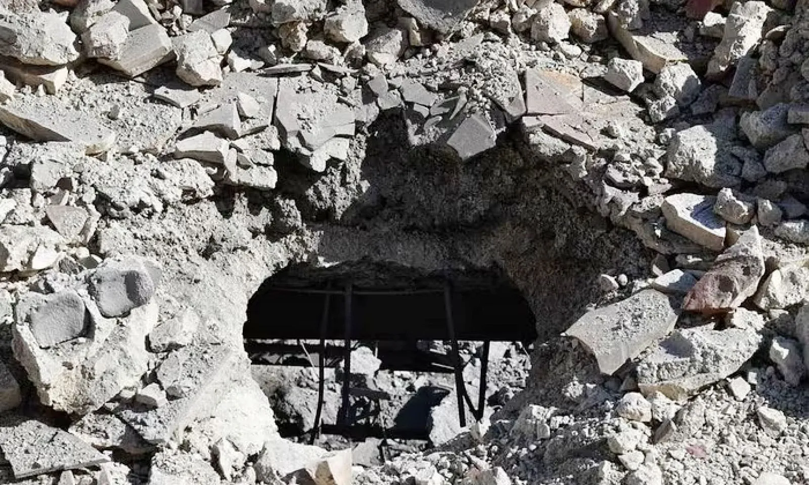 Israel mở chiến dịch không kích lớn vào Syria giữa lúc đàm phán hòa bình