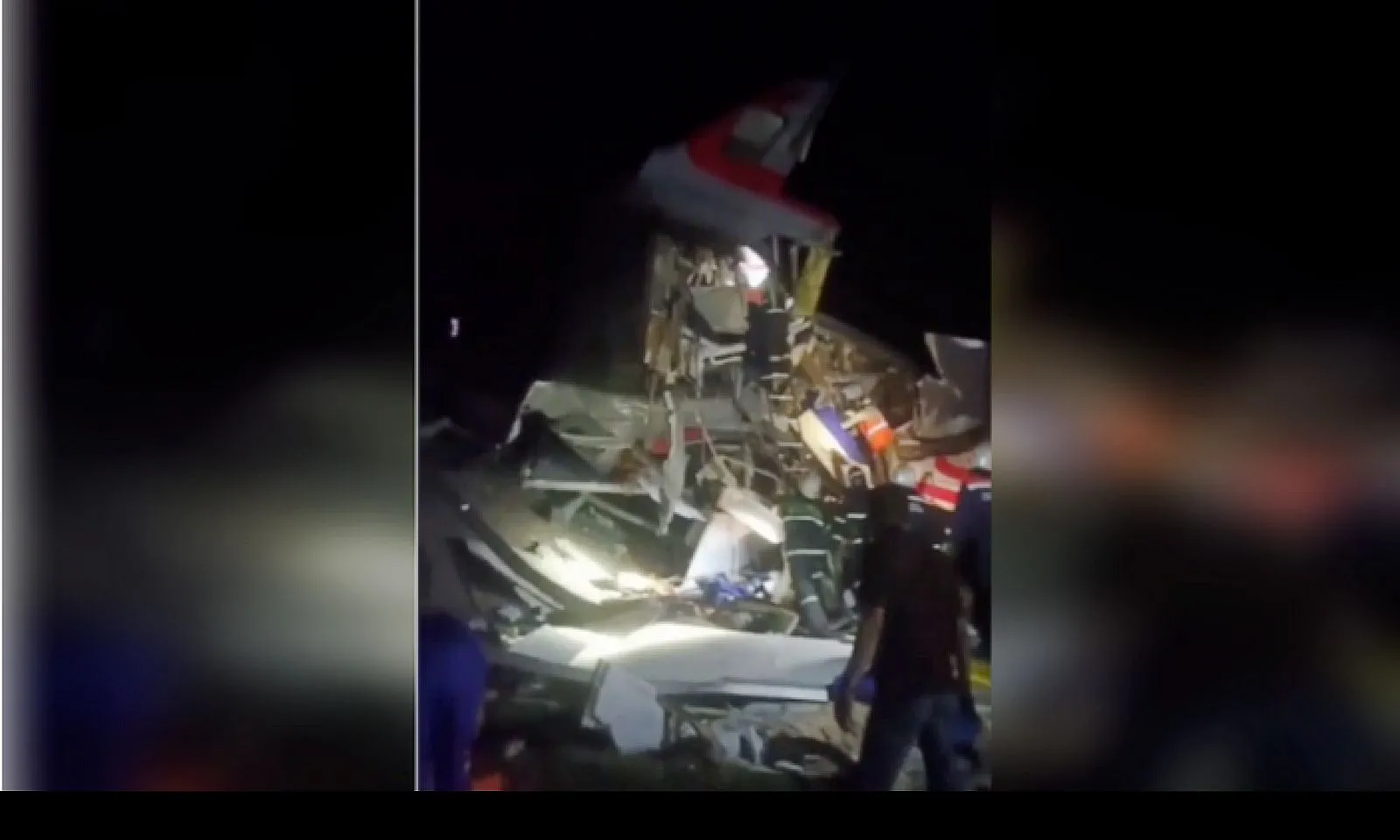 Nga: Tàu chở khách trật bánh do sập cầu, ít nhất 37 người thương vong