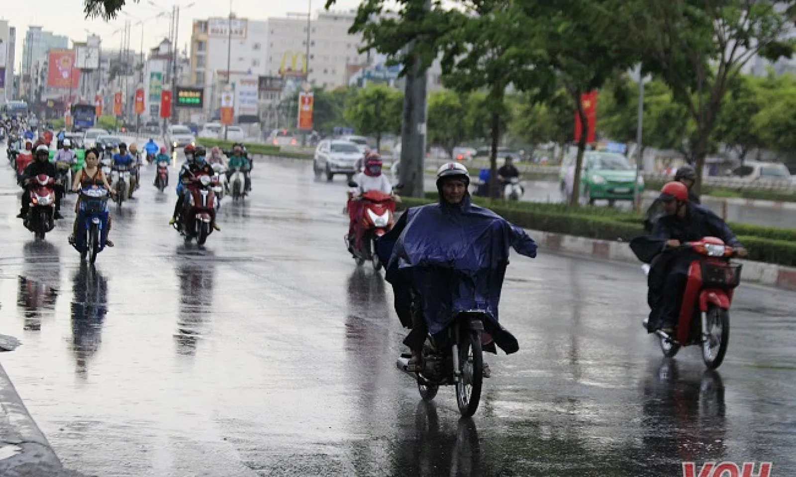 TPHCM và Nam Bộ bước vào cao điểm mưa dông, miền Bắc nắng nóng gay gắt