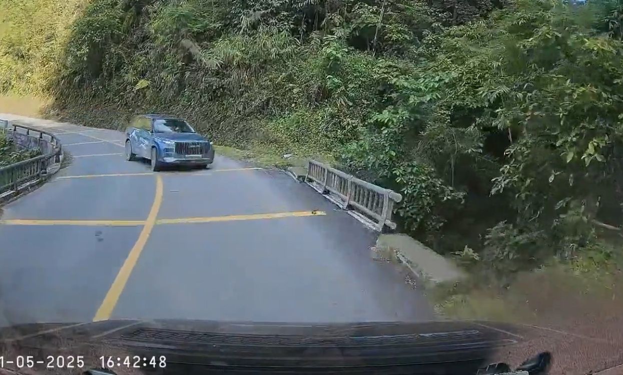 Video clip: Xe SUV mất lái trên Quốc lộ 34, đâm trực diện xe khách