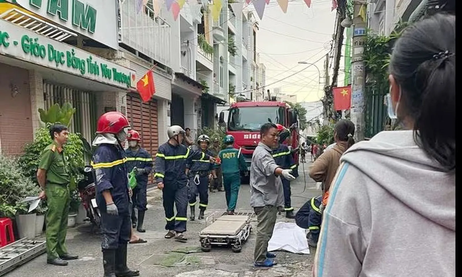 TPHCM: Hai người đàn ông tử vong khi làm việc trên mái nhà