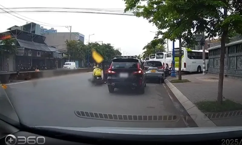 Vụ mở cửa xe ô tô làm té xe máy, tài xế bị phạt hơn 20 triệu đồng