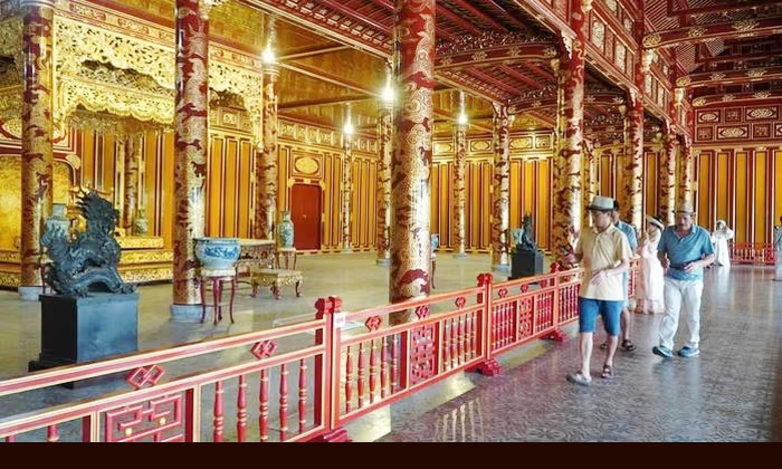 Vụ ngai vua triều Nguyễn bị xâm hại: Cho thôi việc hai bảo vệ