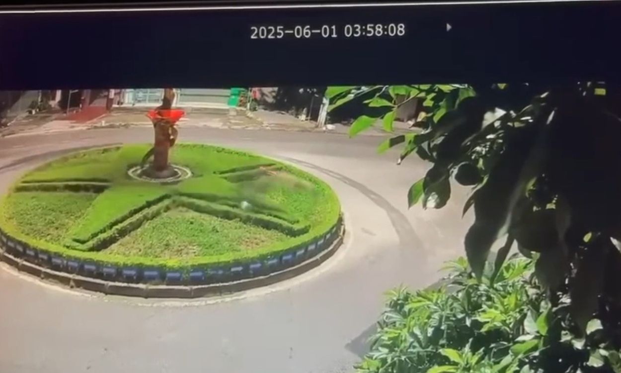 Video clip: Xe máy lao thẳng vào bùng binh, người điều khiển văng lên không trung