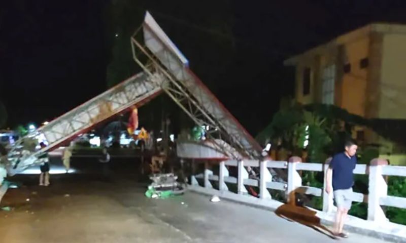 Xe tải ủi sập cổng chào trong đêm