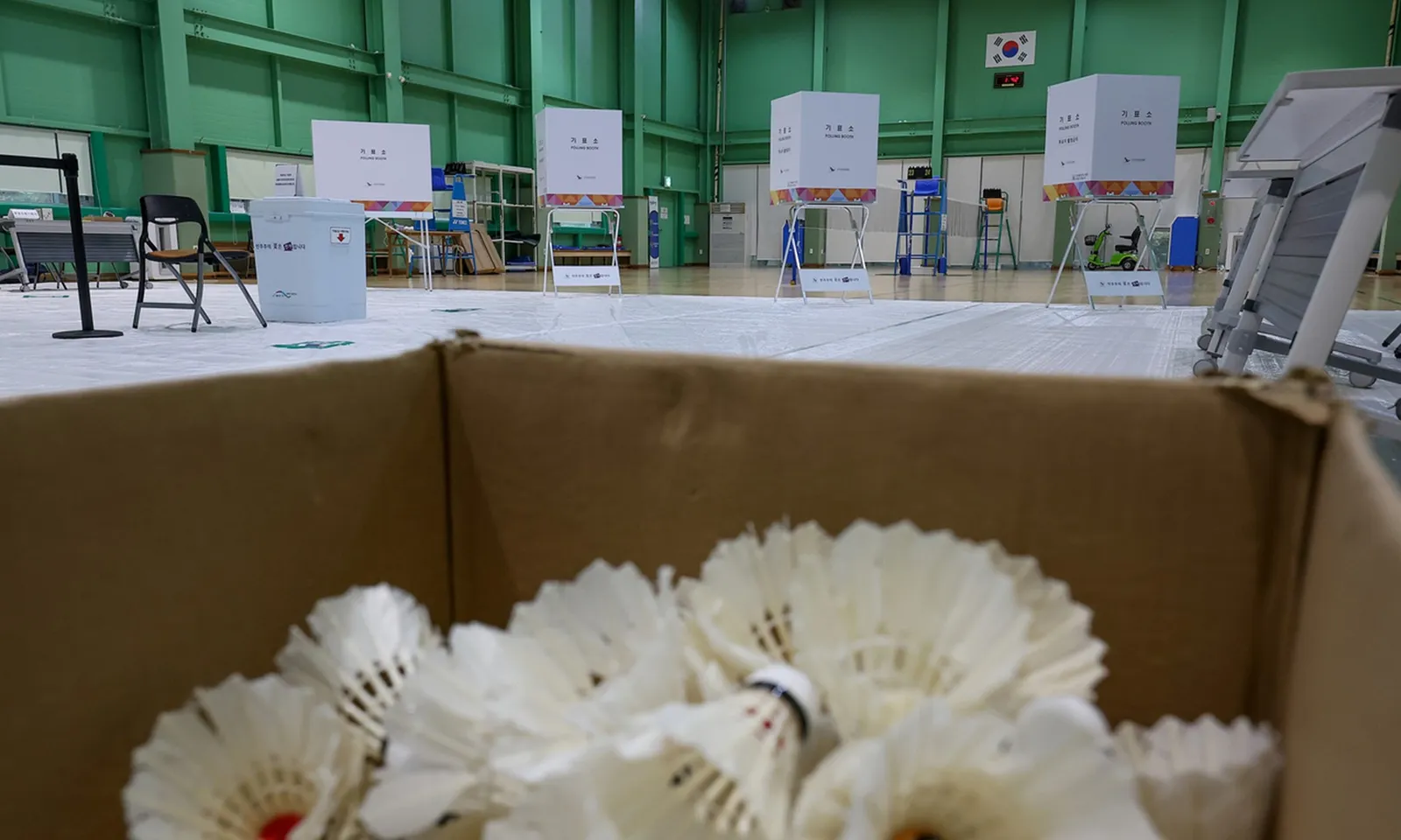 Hàn Quốc sử dụng cả sân cầu lông, phòng cưới, quán cà phê để làm điểm bỏ phiếu