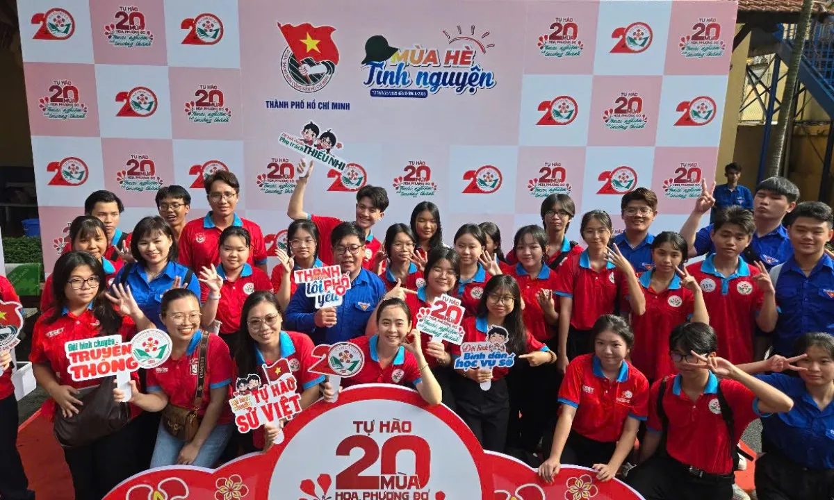 cac-chien-si-tinh-nguyen-tu-hao-20-mua-hoa-phuong-do_20250601125617jpg
