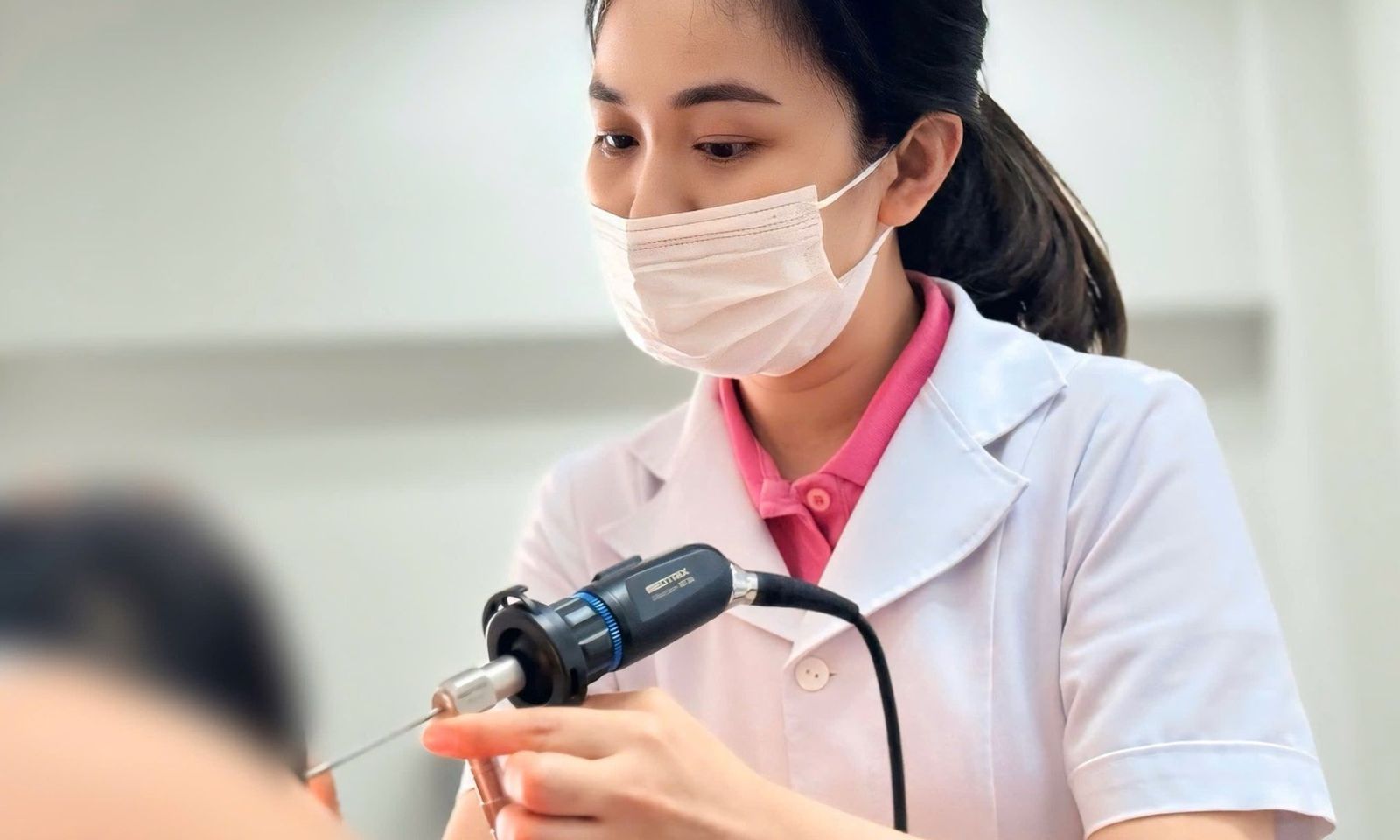Bé gái 6 tuổi suýt thủng màng nhĩ… vì một sợi dây buộc tóc