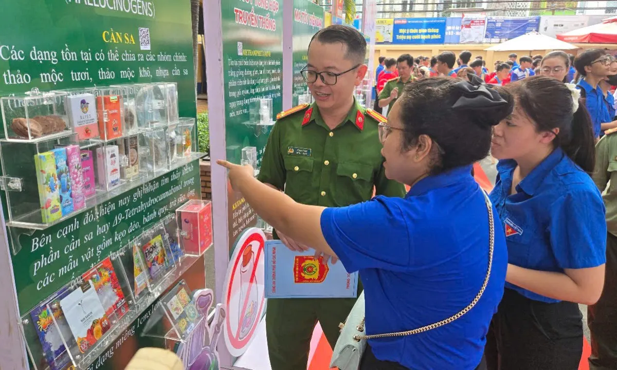 luc-luong-cong-an-thanh-pho-truyen-thong-huong-dan-va-chia-se-ve-cac-loai-ma-tuy-cho-cac-ban-doan-vien-thanh-nien-chien-si-tinh-nguyen_20250601125617jpg
