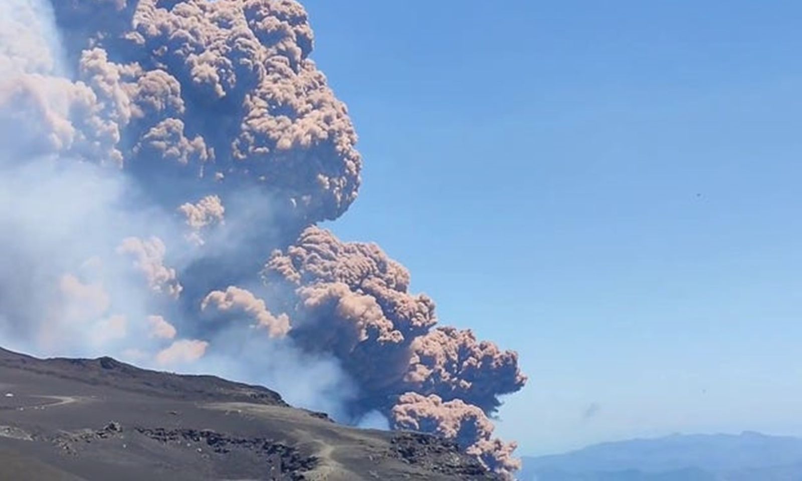 Núi lửa Etna của Ý đột ngột phun trào dữ dội, du khách hỗn loạn chạy trốn