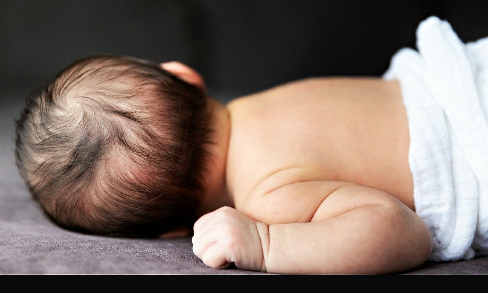 Y tá mải dùng điện thoại cắt nhầm ngón tay bé sơ sinh