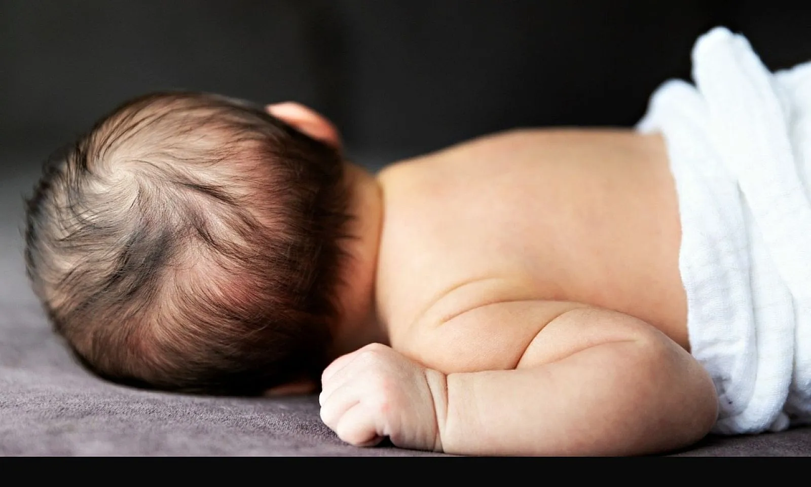 Y tá mải dùng điện thoại cắt nhầm ngón tay bé sơ sinh