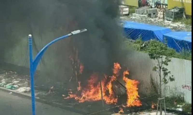 Cháy nổ trụ điện ở TP Thủ Đức, người dân hoảng sợ