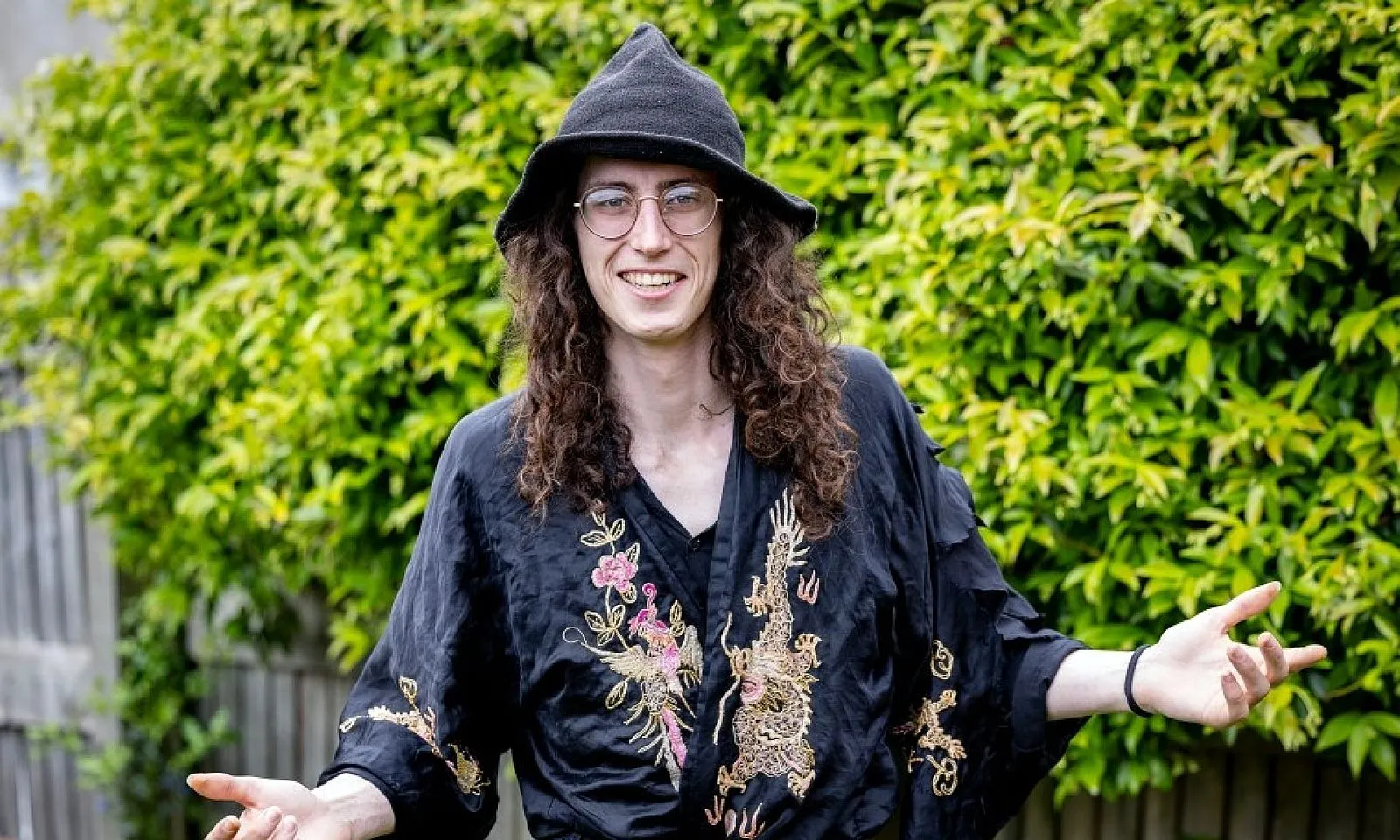 Người đàn ông sống sót kỳ diệu sau cú ngã trăm triệu view