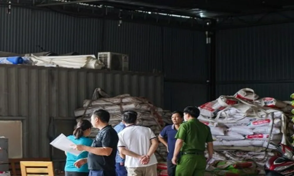 Hàng ngàn tấn phân bón giả tuồn ra thị trường từ một chi nhánh ở Hòa Bình