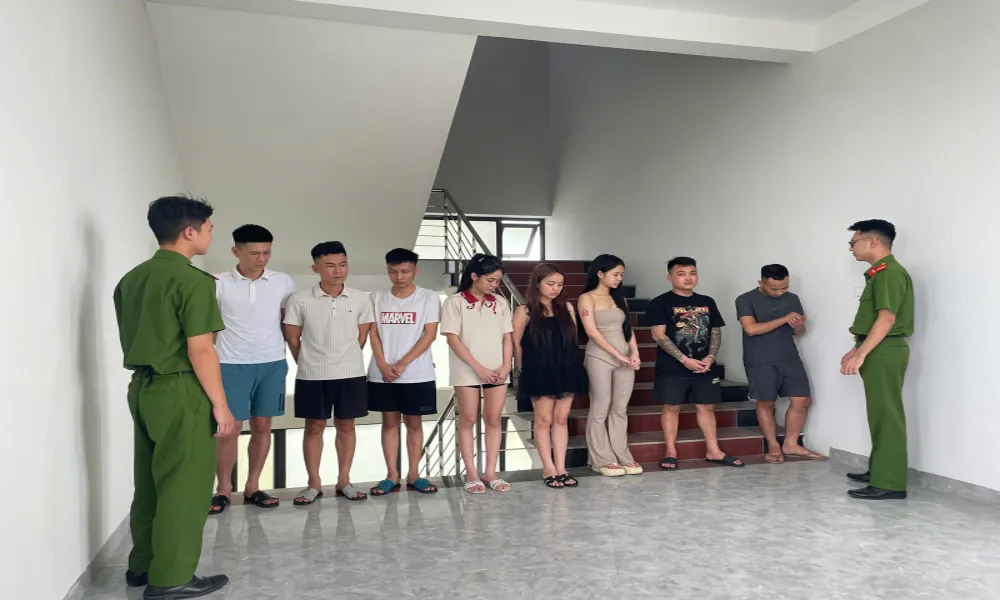 Phát hiện tiệc ma túy giữa chung cư, hàng trăm iPhone nghi nhập lậu