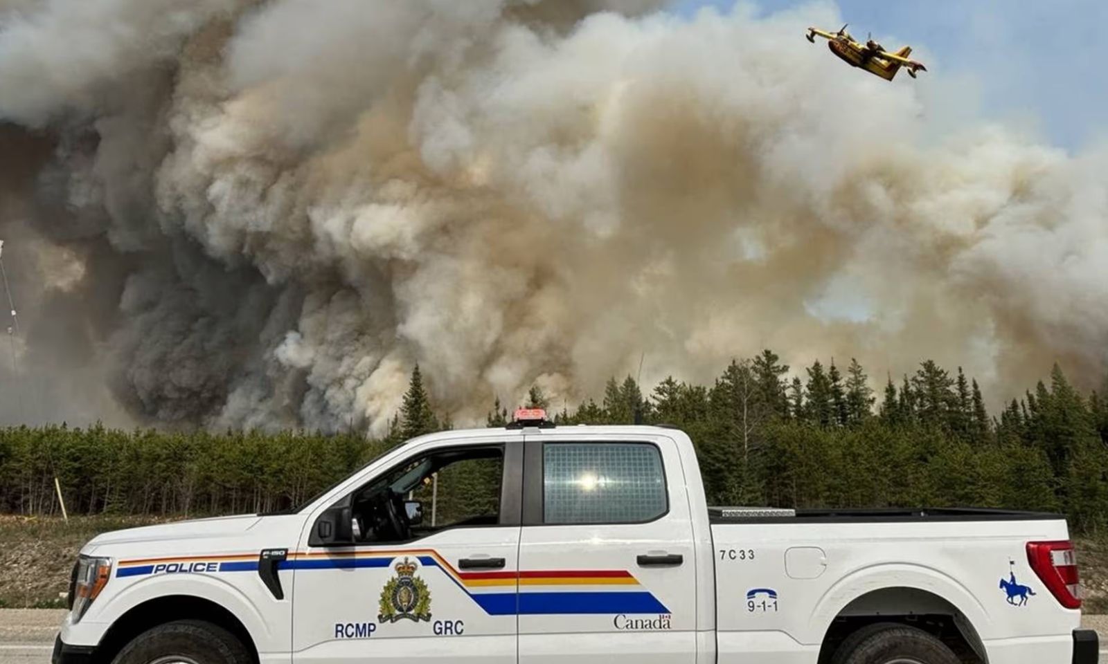 Canada sơ tán 25.000 người dân ở 3 tỉnh do cháy rừng lan rộng