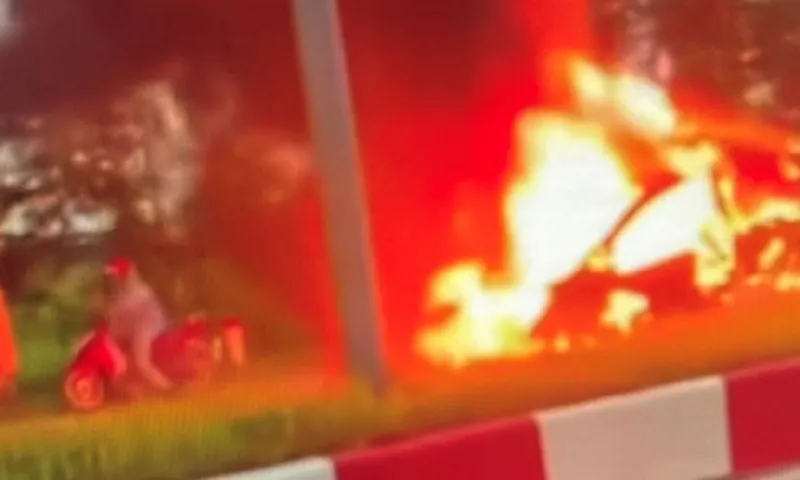 Thanh Hóa: Xe khách bốc cháy dữ dội khi đang lưu thông trên cao tốc