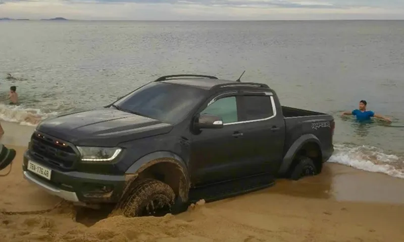 Hai vụ xe bán tải chạy trên bãi biển, đã xử lý 1 vụ