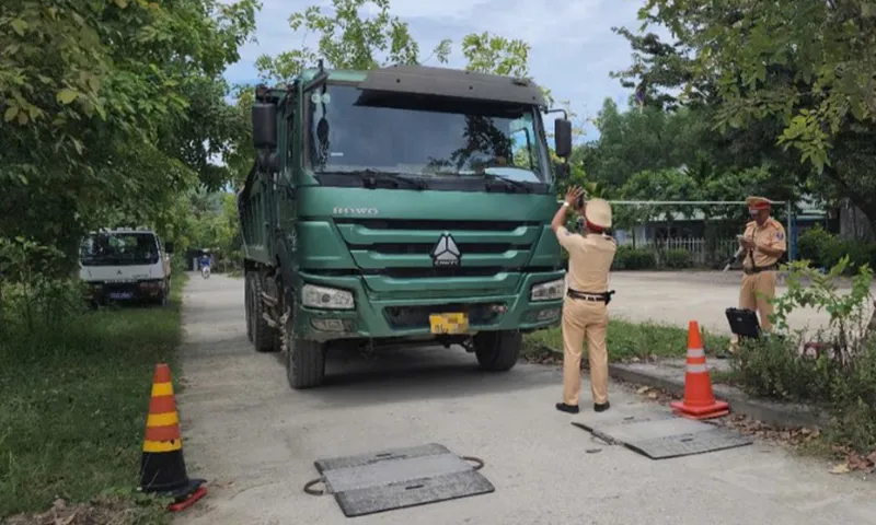 Công an tỉnh Quảng Ngãi xử lý nghiêm các trường hợp vi phạm về tải trọng, tốc độ