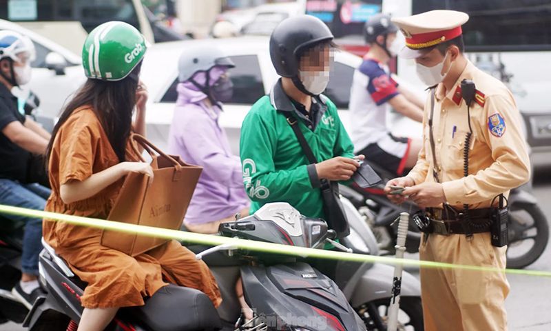 Xử phạt nhiều người đi xe máy lên vỉa hè, đi ngược chiều