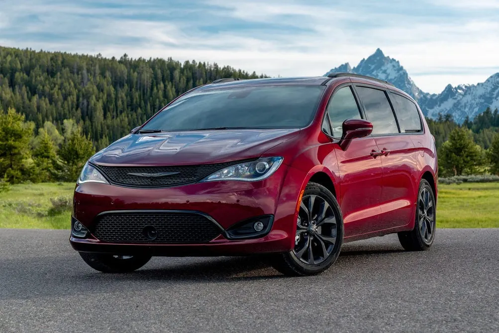 edit-2020-chrysler-pacifica-006-1748906309184571644036