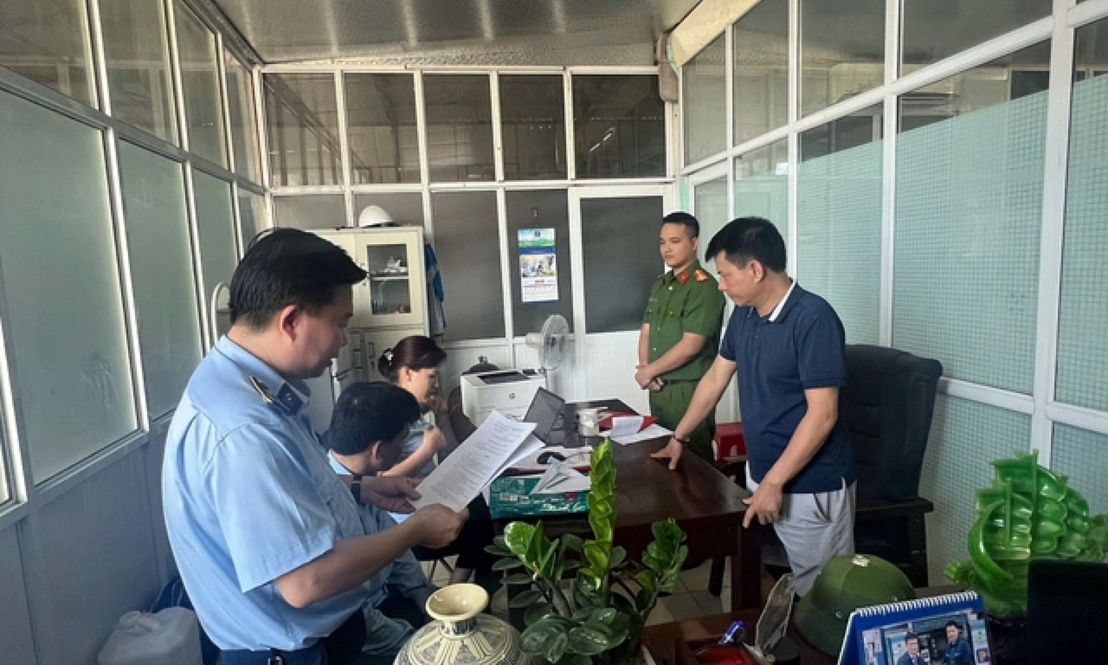 Tạm giữ lượng lớn hàng nhập lậu, không rõ nguồn gốc trị giá khoảng 400 triệu đồng