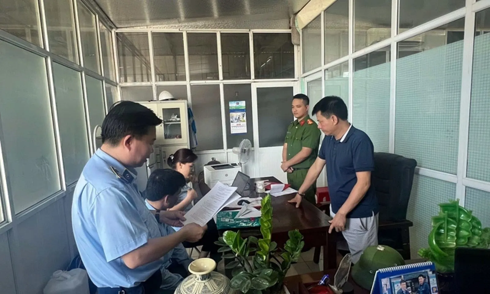 Tạm giữ lượng lớn hàng nhập lậu, không rõ nguồn gốc trị giá khoảng 400 triệu đồng