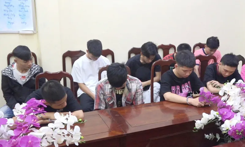 Cà Mau: Khởi tố 13 đối tượng dùng hung khí, bom xăng hỗn chiến giữa phố
