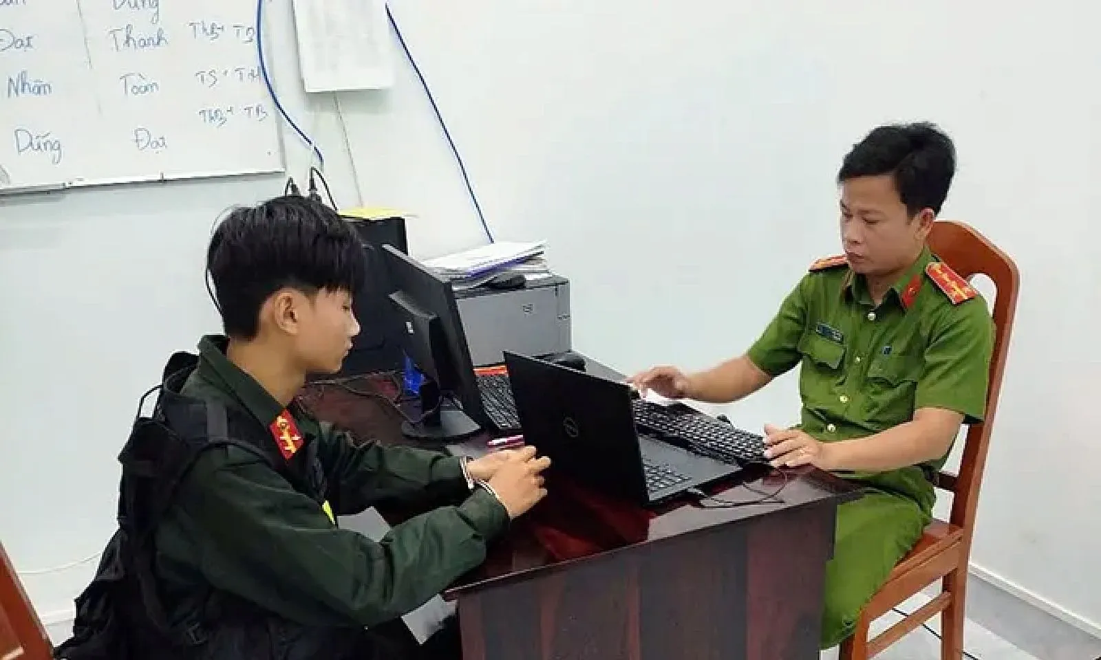 Bình Thuận: Bắt hai thanh niên giả danh công an chặn xe vòi tiền người dân 