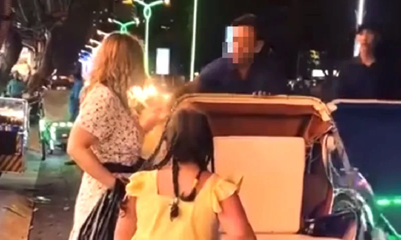 người chạy xích lô giật tiền trên tay của du khách nước ngoài - Ảnh cắt từ clip