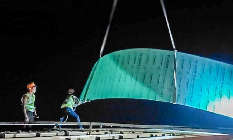 Sửa chữa mái nhà ga Yên Nghĩa bị hư hỏng - Ảnh X.H.