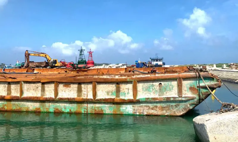 Trục vớt thành công tàu kéo nằm dưới đáy biển gần đảo Lý Sơn 