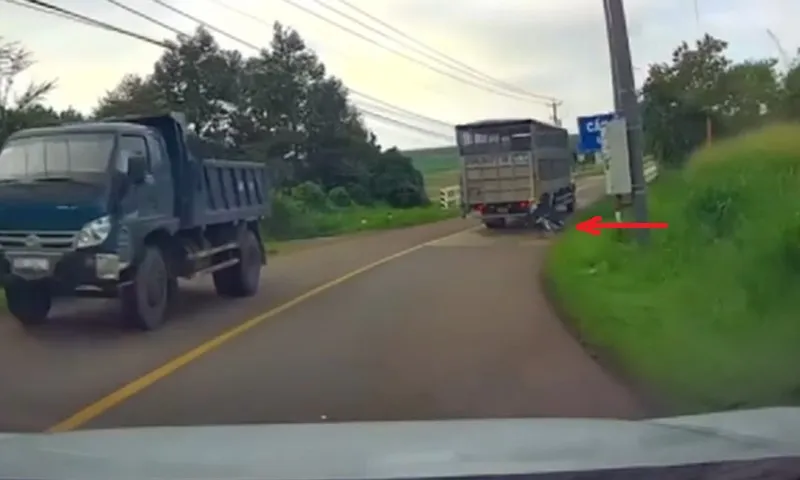 Xe tải vượt ẩu ngay khúc cua kéo ngã người đi xe đạp